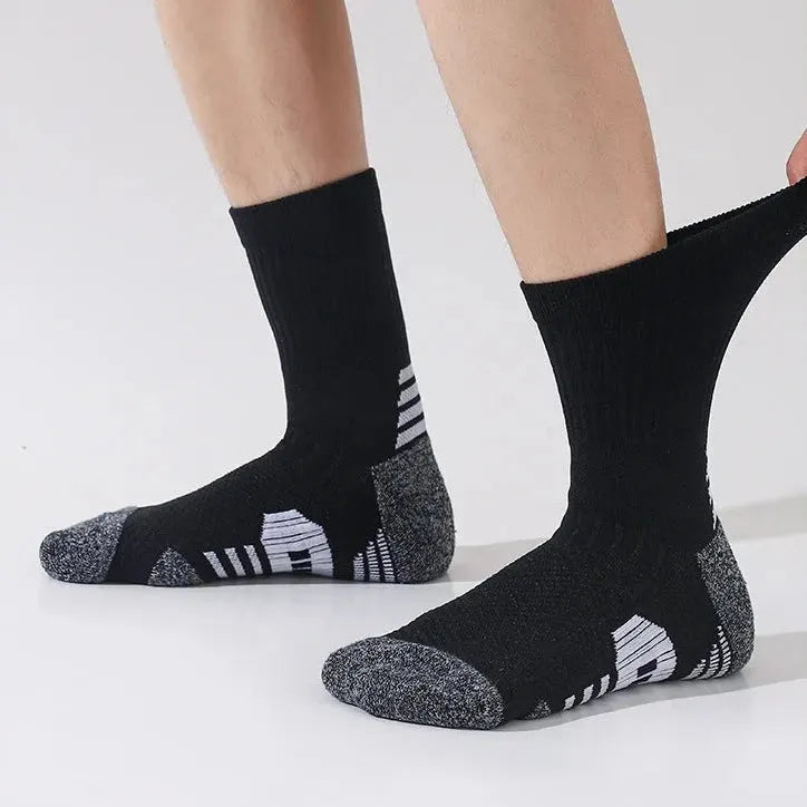 Chaussettes Randonnée Basses Respirantes – Confort & Maintien Quotidien - Randocyte, portées sur des pieds en mouvement.