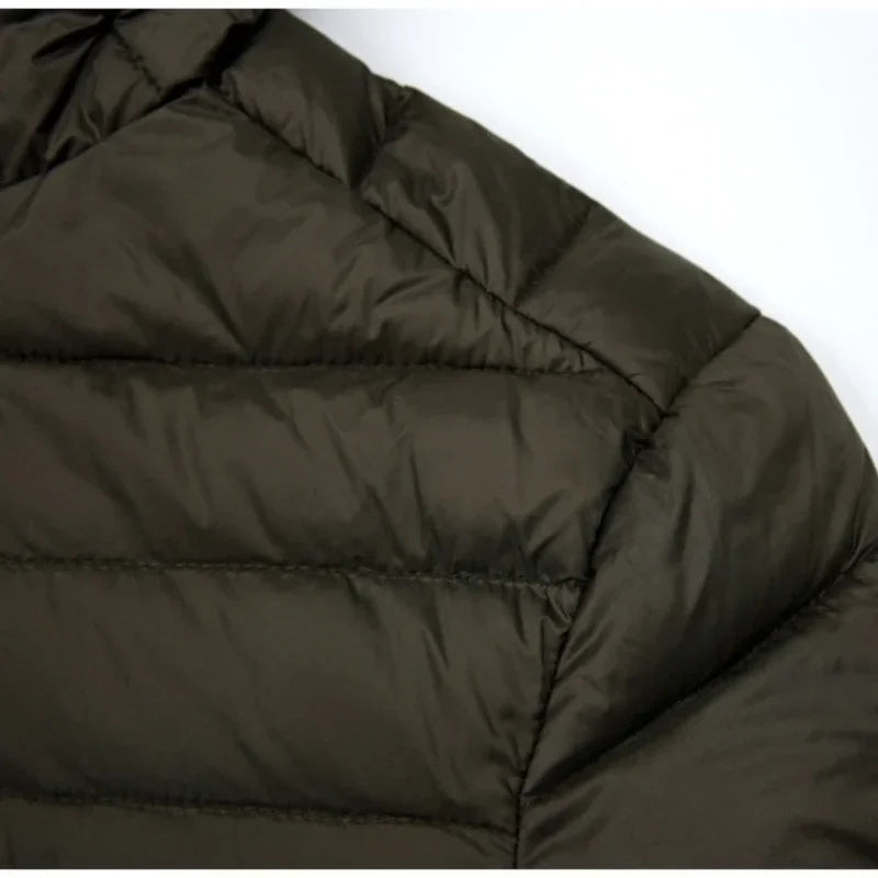 Détail de la Veste Randonnée Homme en Duvet Compressible - Duvex UltraLight Pro montrant sa texture légère et son rembourrage.