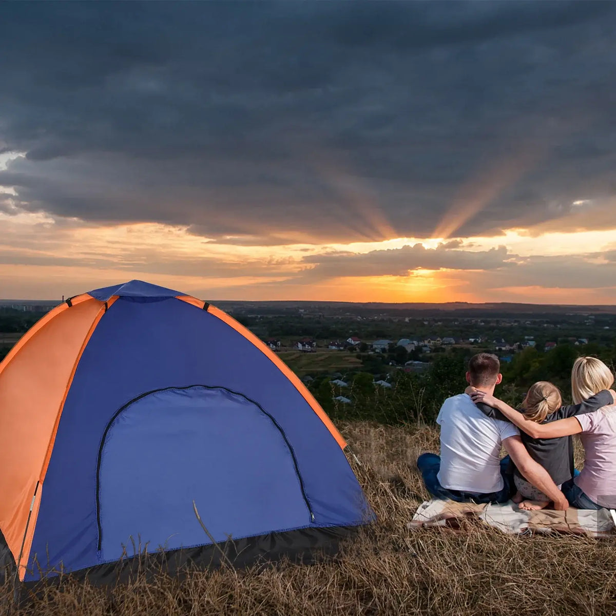 Tente de randonnée montée en bivouac au coucher du soleil