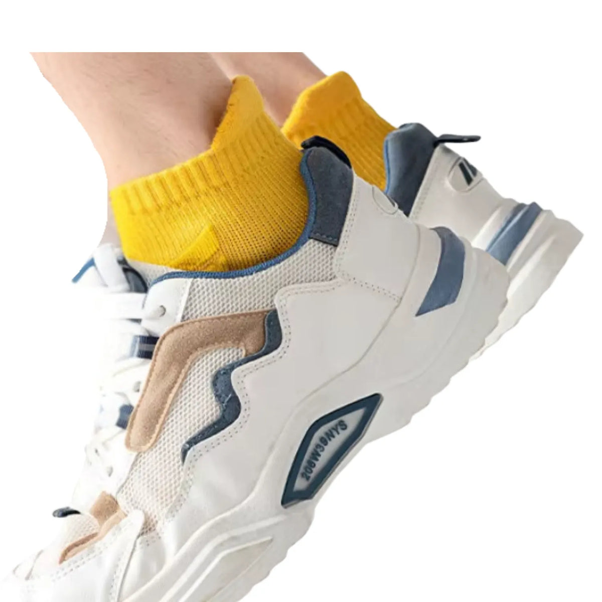 Chaussette Randonnée Respirantes, Confort & Maintien- TrekCush (x5) portées avec des baskets blanches et détails colorés.